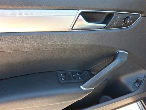 Used 2018 Volkswagen Passat 2.0T R-Line image 10