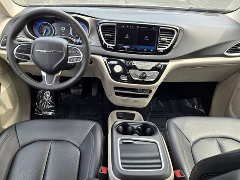 Used 2024 Chrysler Pacifica Touring-L FWD image 19