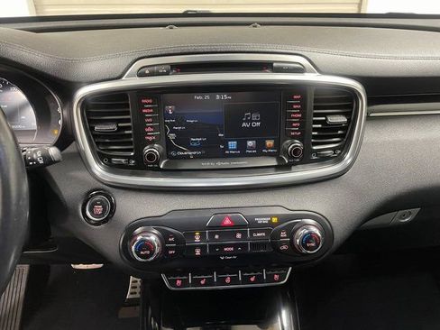 Used 2017 Kia Sorento SX image 19