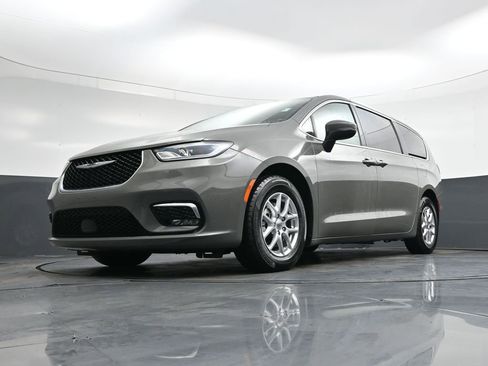 Used 2023 Chrysler Pacifica Touring-L image 39