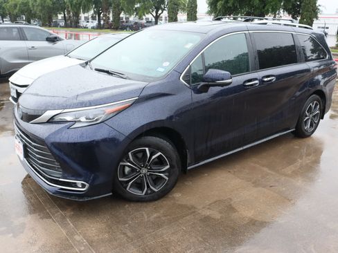 Used 2025 Toyota Sienna Platinum AWD/4WD image 5