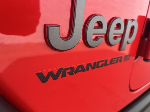 Used 2025 Jeep Wrangler Unlimited Rubicon AWD/4WD image 8