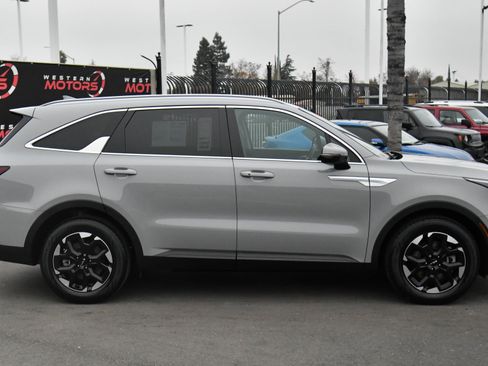 Used 2025 Kia Sorento S image 9