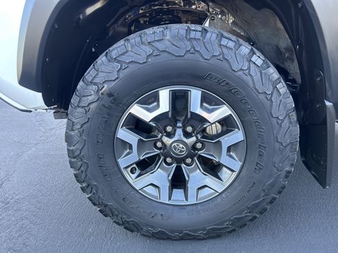 Used 2022 Toyota Tacoma TRD Off-Road AWD/4WD image 11