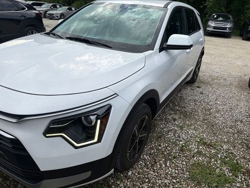 Used 2025 Kia Niro LX FWD image 2