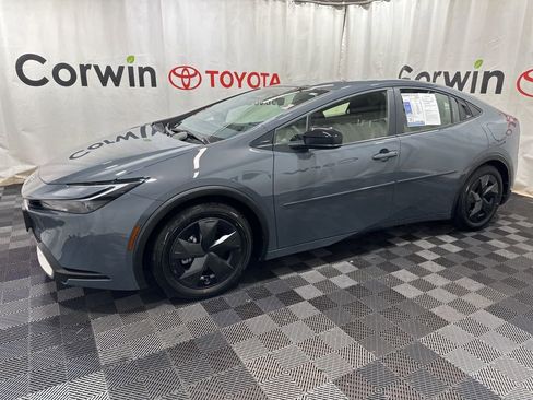 Used 2025 Toyota Prius Plug-In Hybrid image 4