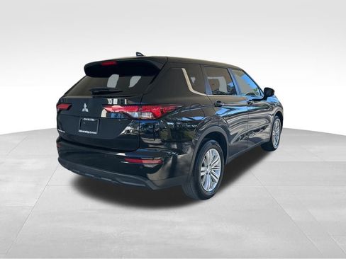 Used 2023 Mitsubishi Outlander ES image 3