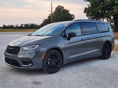 Used 2025 Chrysler Pacifica Limited