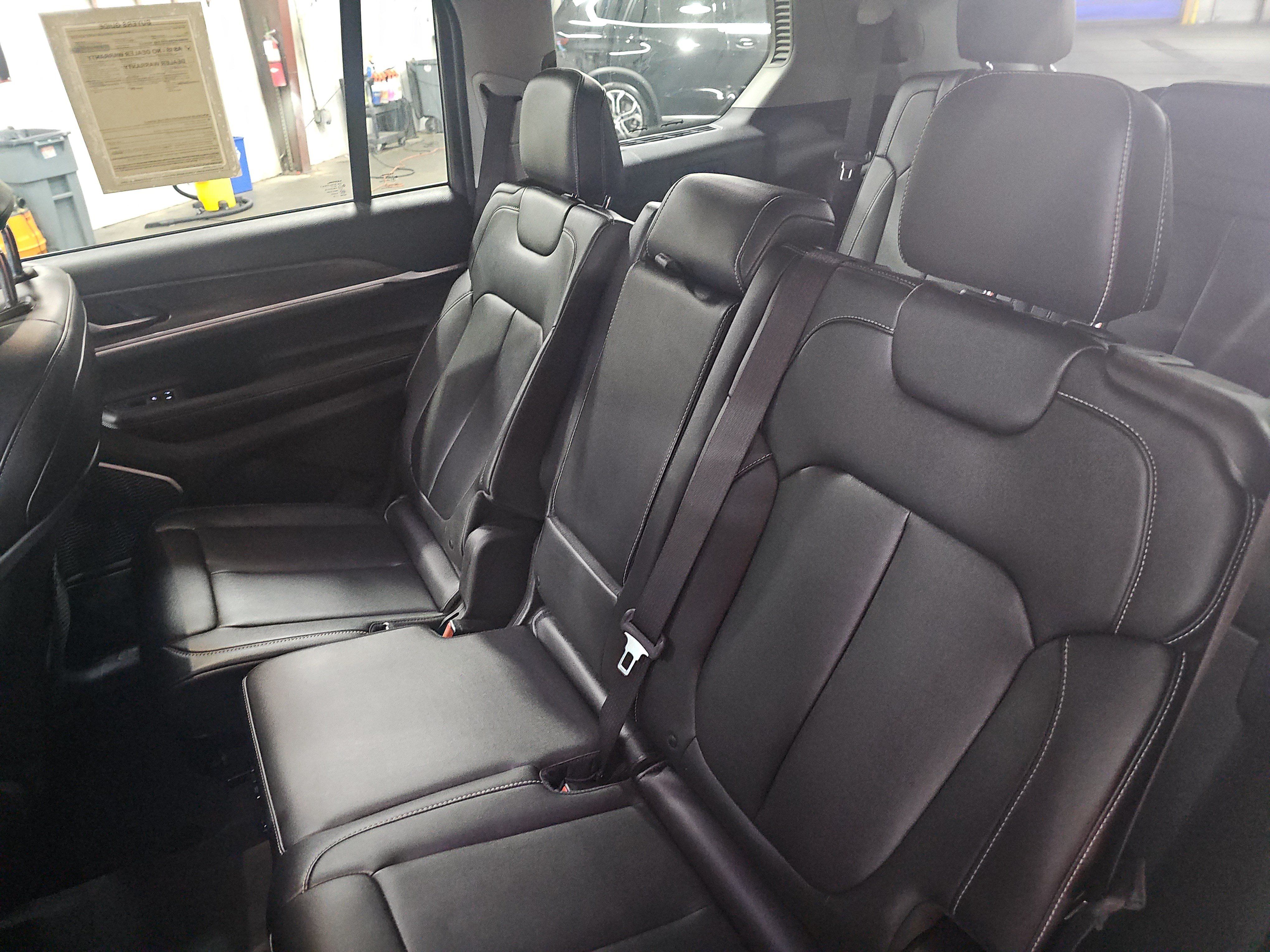 Used 2023 Jeep Grand Cherokee L Limited w/ Black Appearance Package AWD/4WD image 15