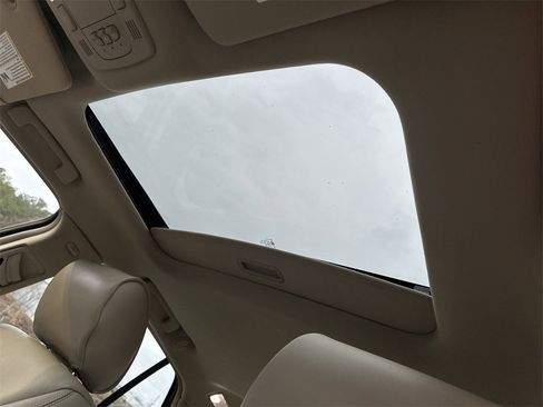 Used 2011 Cadillac DTS Luxury image 32