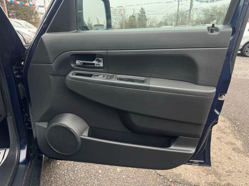 Used 2012 Jeep Liberty Sport image 17