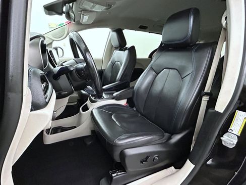 Used 2021 Chrysler Pacifica Touring-L image 10