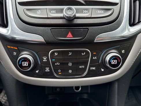 Used 2018 Chevrolet Equinox Premier FWD image 18