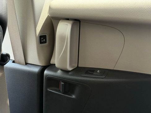 Used 2023 Chrysler Pacifica Touring-L FWD image 48