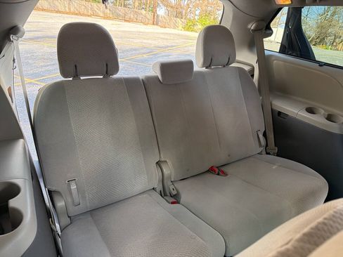 Used 2011 Toyota Sienna LE FWD image 33