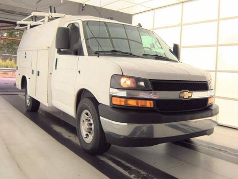 Used 2022 Chevrolet Express 3500 w/ Power Convenience Package RWD image 2