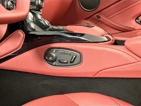 Used 2022 Aston Martin V8 Vantage Roadster image 22