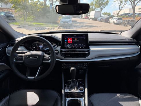 Used 2025 Jeep Compass Limited image 33