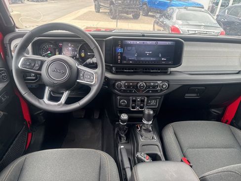 Used 2025 Jeep Wrangler Unlimited Sahara image 24