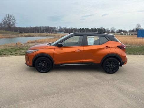 Used 2023 Nissan Kicks SR w/ SR Premium Package FWD image 6