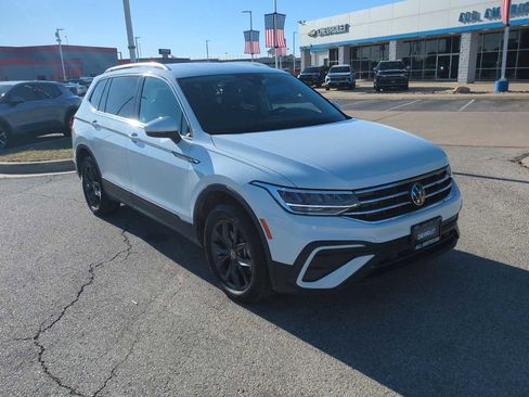 Used 2024 Volkswagen Tiguan SE image 2