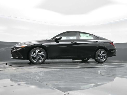 Certified 2025 Hyundai Elantra SEL FWD image 35