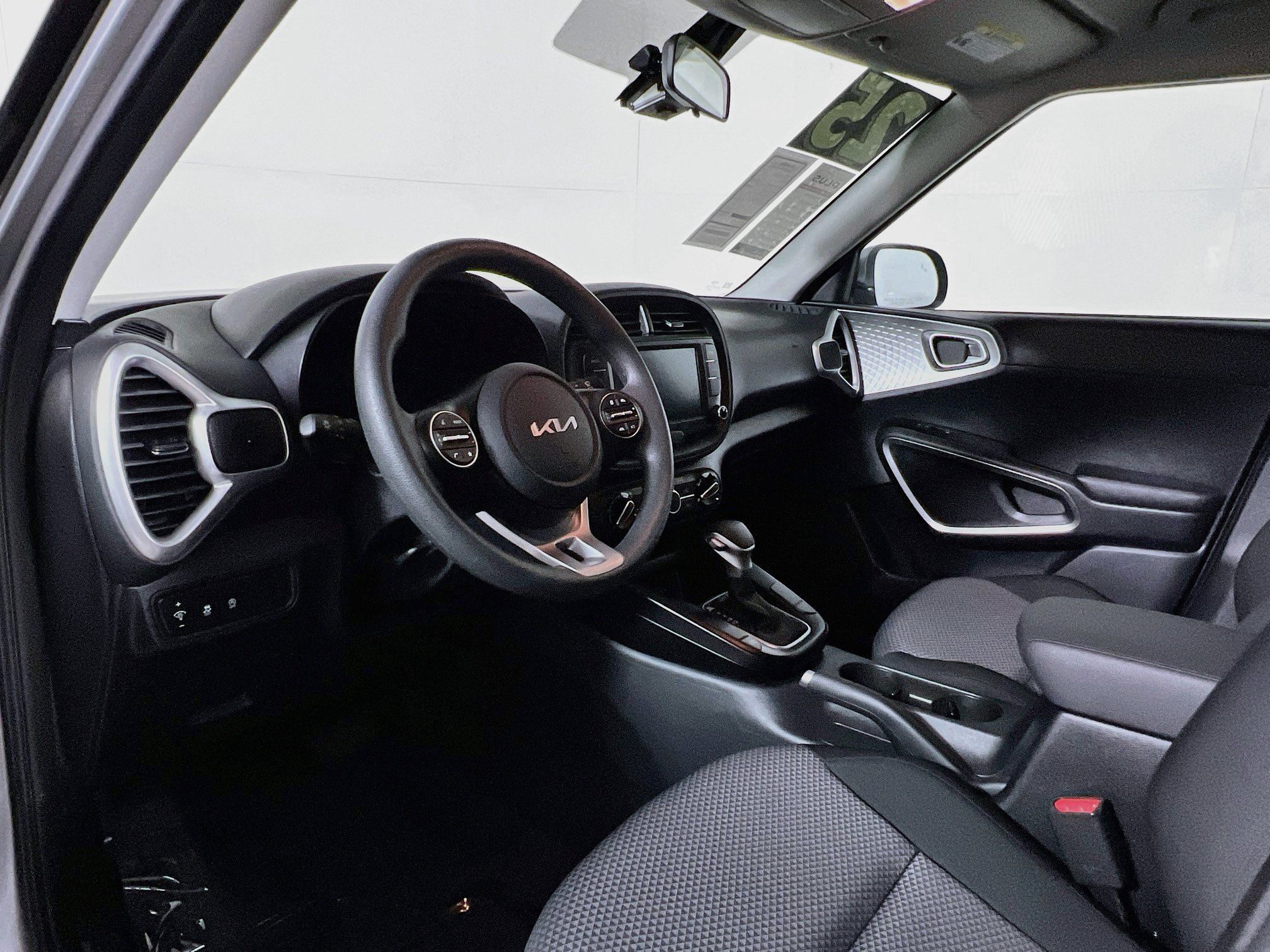 Used 2025 Kia Soul LX w/ LX Technology Package FWD image 30