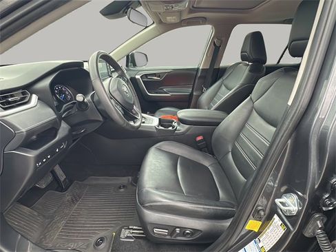 Used 2021 Toyota RAV4 XLE Premium image 10