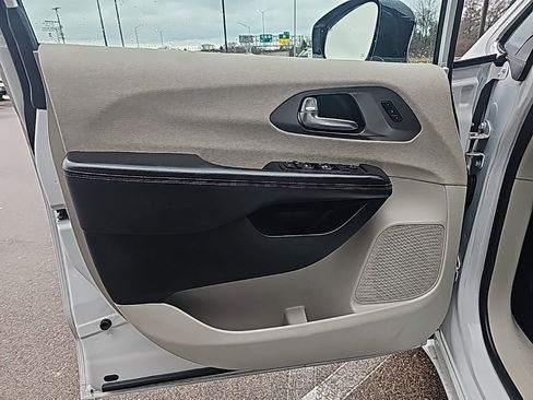 Used 2024 Chrysler Pacifica Touring-L image 10