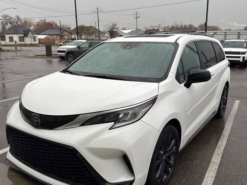Used 2022 Toyota Sienna XSE w/ XSE Plus Package image 1
