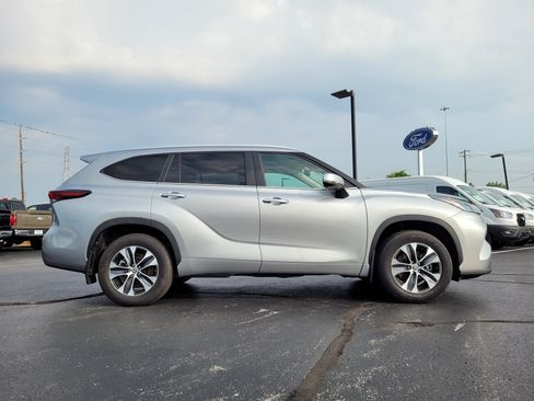 Used 2024 Toyota Highlander XLE AWD/4WD image 2