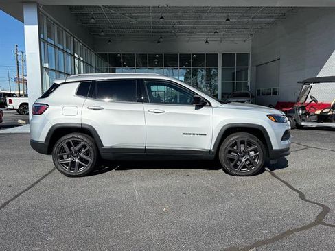 New 2026 Jeep Compass Latitude image 11