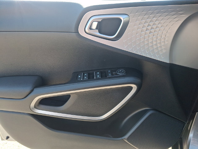 Used 2025 Kia Soul LX w/ LX Technology Package FWD image 12