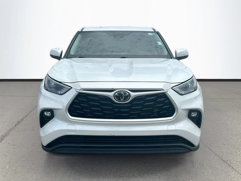 Used 2022 Toyota Highlander LE FWD image 2