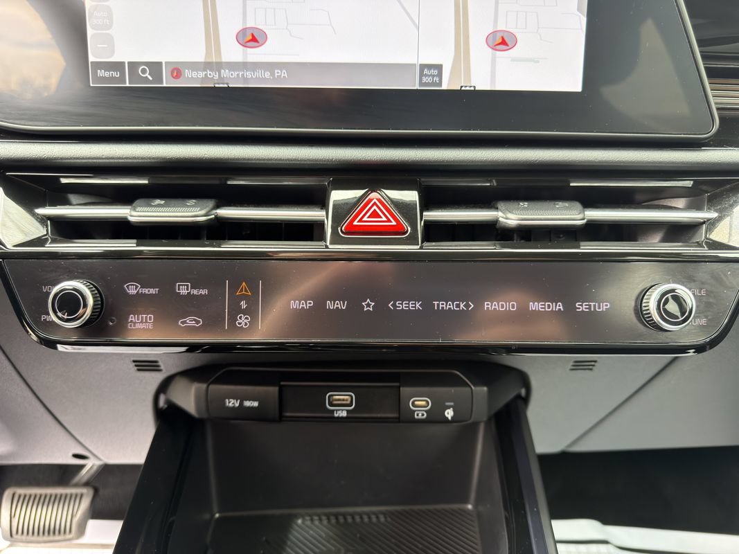 Used 2023 Kia Niro EX FWD image 25