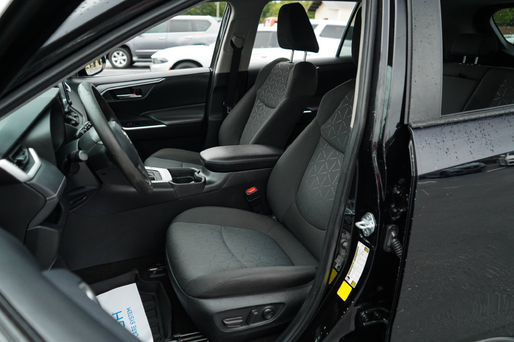 Used 2021 Toyota RAV4 XLE FWD image 6