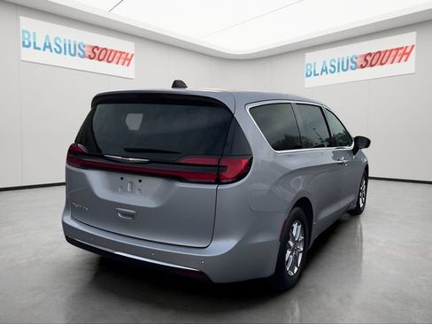 Used 2024 Chrysler Pacifica Touring-L FWD image 3