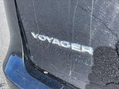 Used 2022 Chrysler Voyager LX image 22