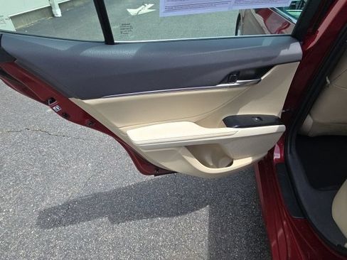 Used 2018 Toyota Camry XLE FWD image 18