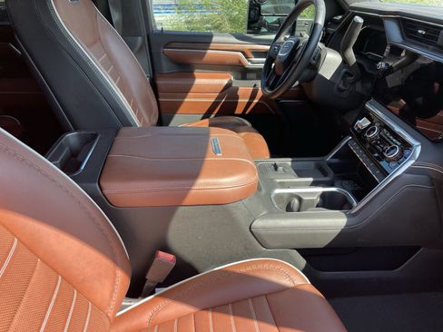 Used 2024 GMC Sierra 3500 Denali Ultimate AWD/4WD image 7