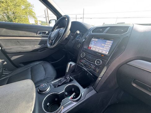 Used 2018 Ford Explorer XLT w/ Equipment Group 202A AWD/4WD image 37