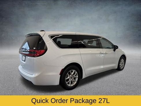 Used 2023 Chrysler Pacifica Touring-L image 4