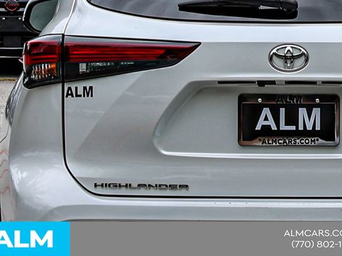 Used 2024 Toyota Highlander LE FWD image 13