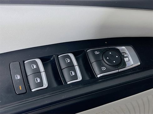 Used 2022 Kia Carnival LX image 17