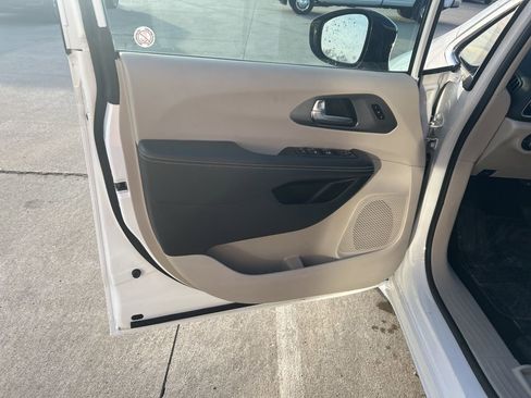 Used 2024 Chrysler Pacifica Touring-L image 18