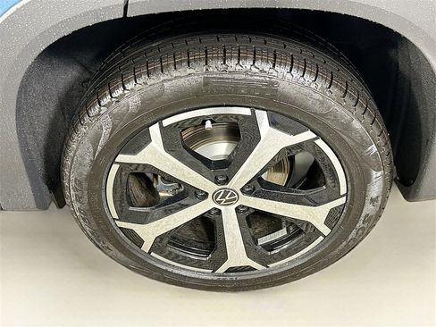 New 2025 Volkswagen Tiguan SE image 24