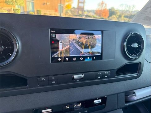 Used 2021 Mercedes-Benz Sprinter 2500 image 13