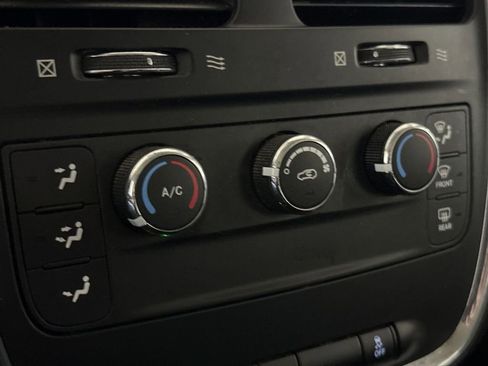 Used 2015 Dodge Grand Caravan American Value Package w/ UConnect Hands-Free Group FWD image 15