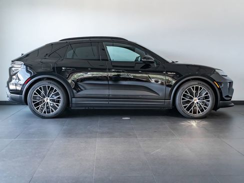 New 2026 Porsche Macan 4 Electric image 8