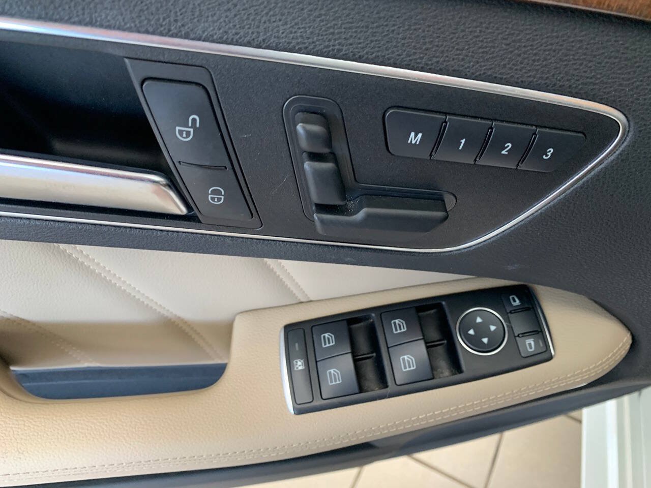 Used 2012 Mercedes-Benz E 550 4MATIC Sedan image 17